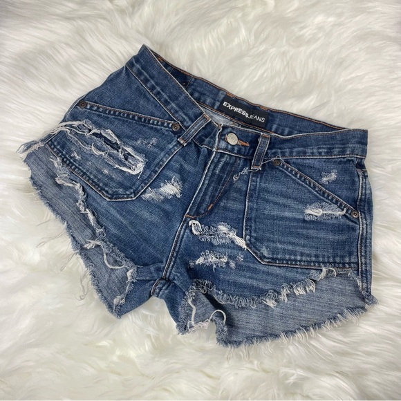 🔥Vtg EXPRESS Distressed Frayed Hem Jean Shorts High Waist Mid Wash Denim 3/4 - Picture 3 of 16